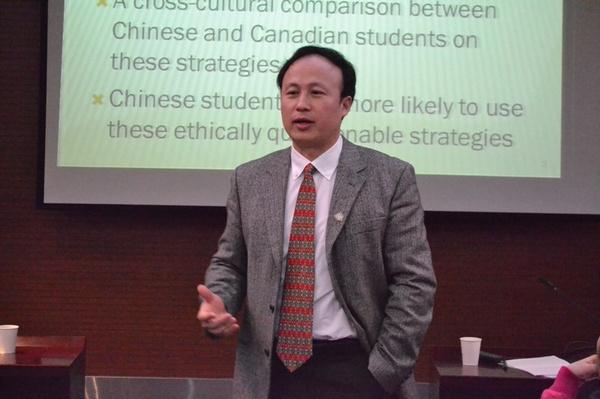 马振中教授作首场题为《商业谈判之原罪:中加跨文化比较》的讲座