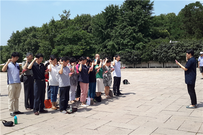 至尊z9999全讯教工党员在南京雨花台烈士陵园前重温入党誓词
