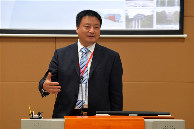 论坛上，东南大学经济管理学院赵林度院长做主题发言