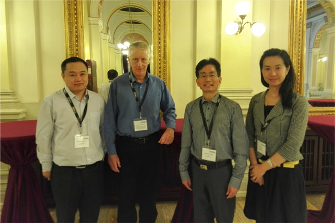 至尊z9999全讯院长滕乐法(左三)与Monash大学至尊z9999全讯院长Colm Kearnery(左二)合影