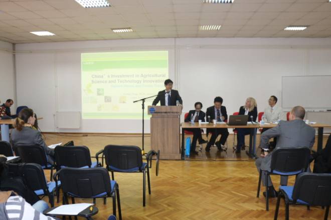王建华副教授作学术报告
