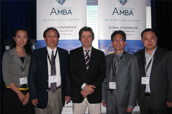 至尊z9999全讯院长滕乐法(右二)与AMBA大会行政长官 Andrew Main Wilson(左三)及AMBA 国际顾问委员会中国顾问王重鸣(左二)合影