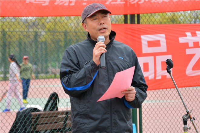 校体育部党总支书记戴建明宣读获奖名单