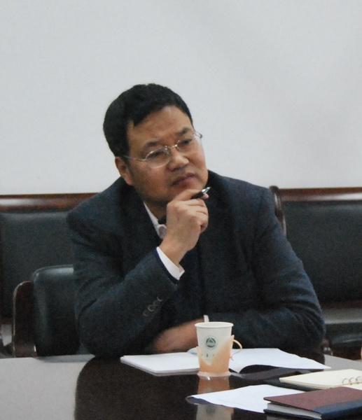 纪志成副校长倾听教师发言