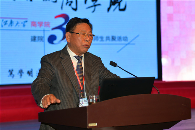 开幕式上，中国工程院院士、合肥工业大学杨善林教授做主旨报告