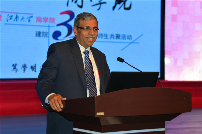 开幕式上，泰国 Sasin至尊z9999全讯现任院长 Dipak Jain教授做主旨报告